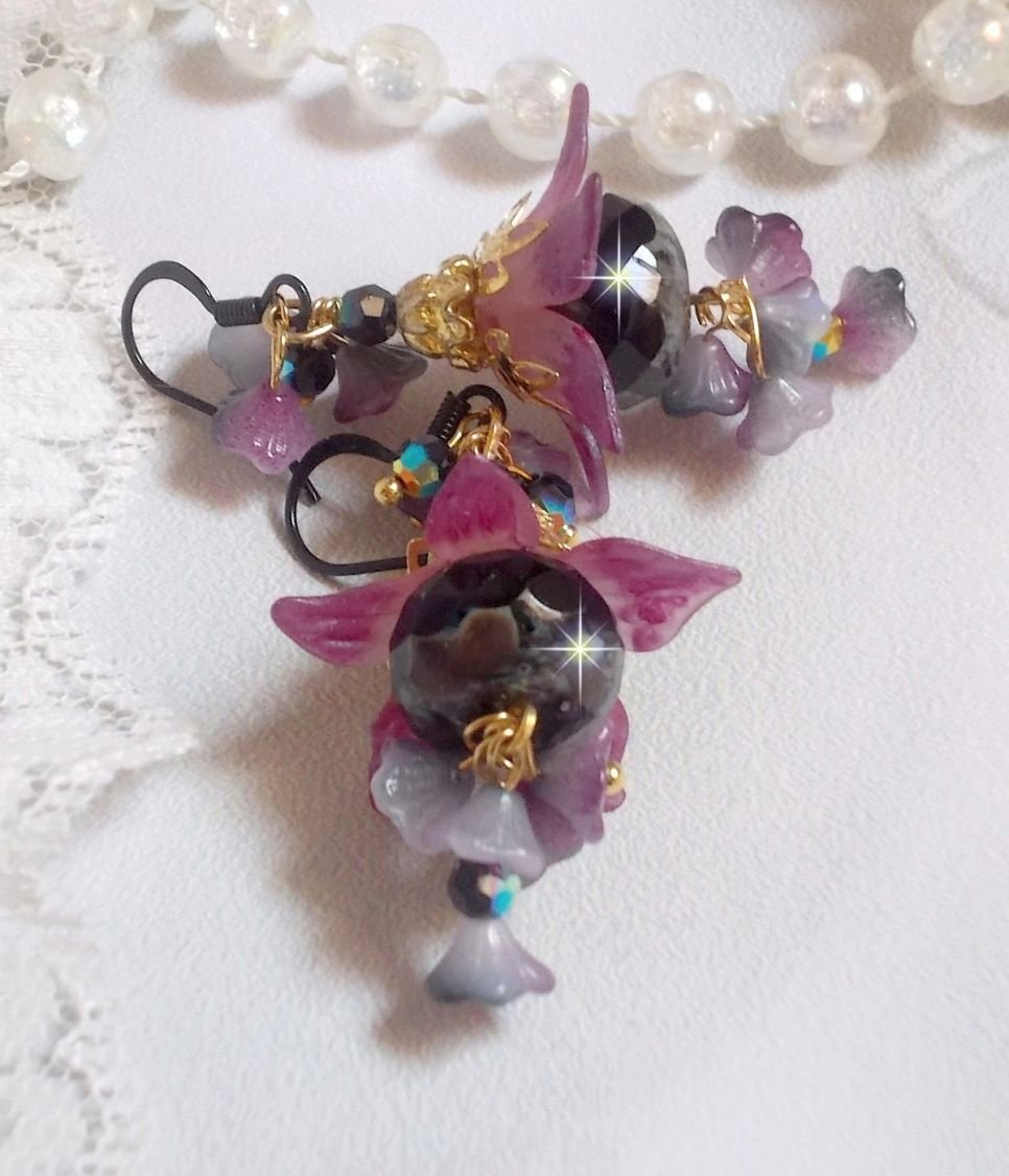 BO Funky Black criado com flores de Lucite pintadas à mão em roxo, cristais, contas de vidro e vários acessórios dourados e pretos