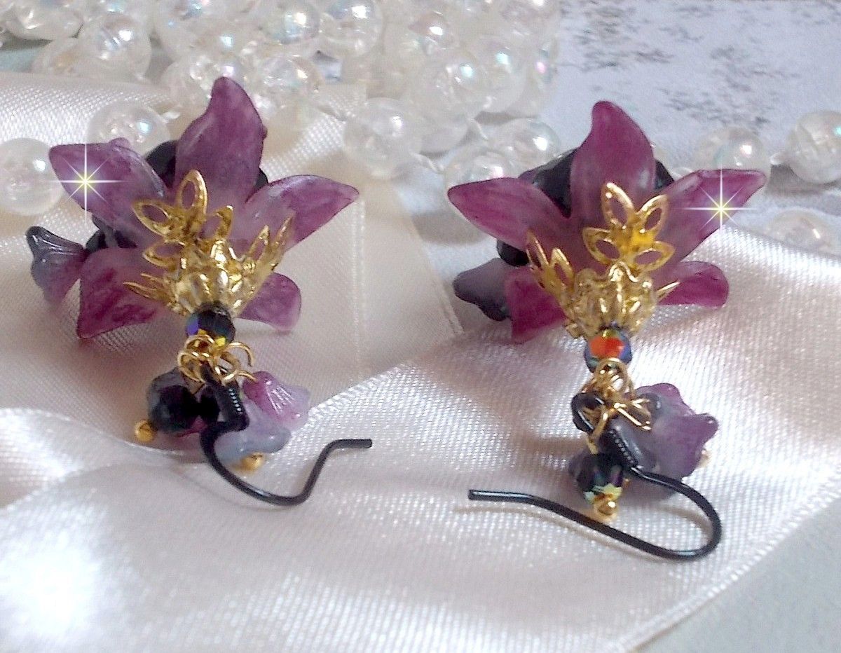 BO Funky Black criado com flores de Lucite pintadas à mão em roxo, cristais, contas de vidro e vários acessórios dourados e pretos