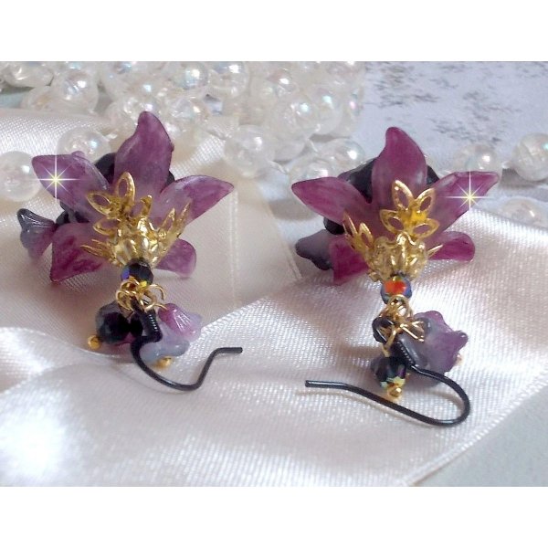 BO Funky Black criado com flores de Lucite pintadas &agrave; m&atilde;o em roxo, cristais, contas de vidro e v&aacute;rios acess&oacute;rios dourados e pretos