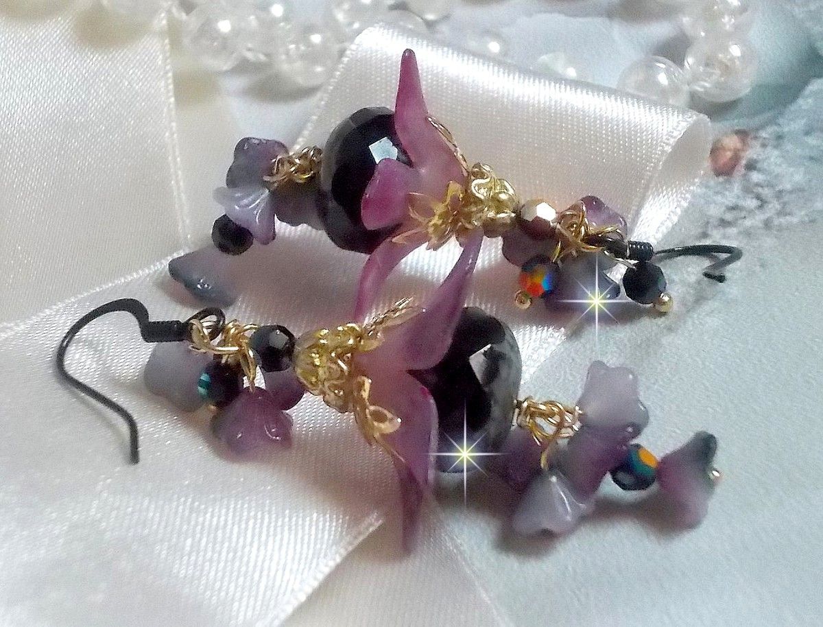 BO Funky Black criado com flores de Lucite pintadas à mão em roxo, cristais, contas de vidro e vários acessórios dourados e pretos