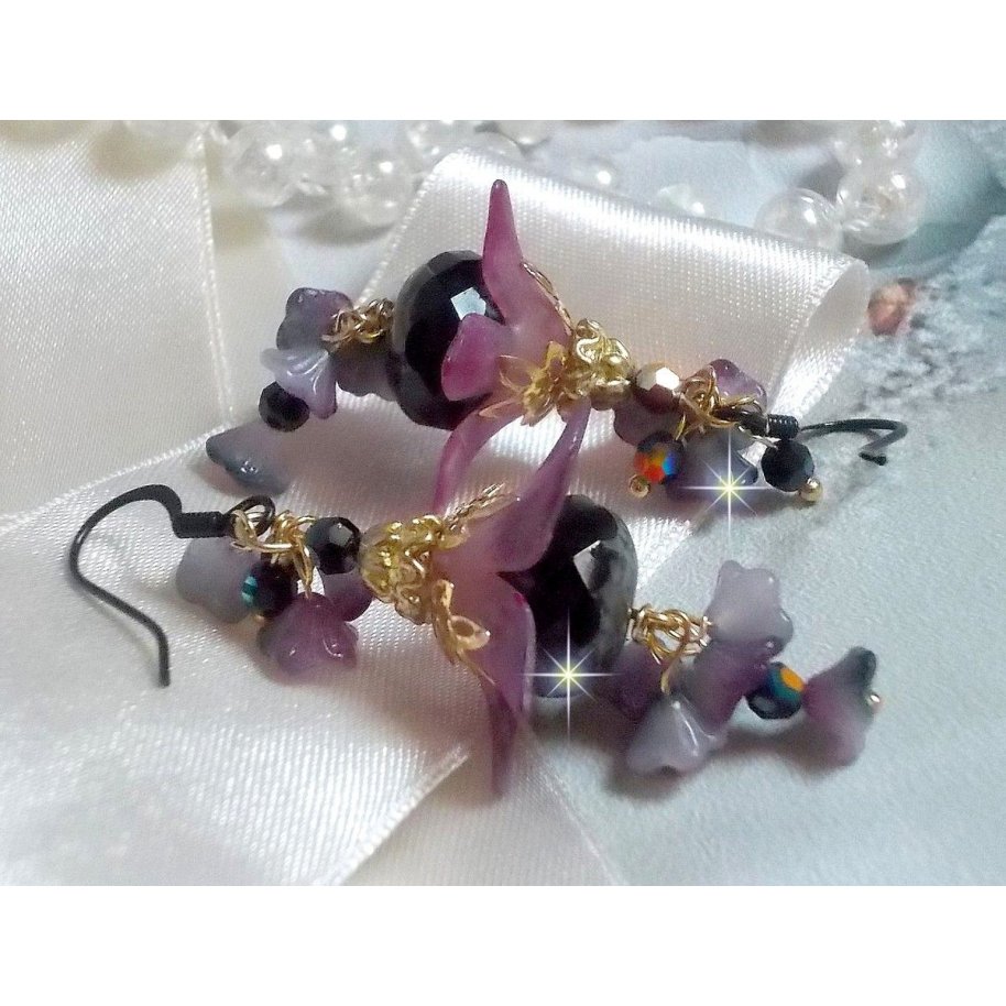 BO Funky Black criado com flores de Lucite pintadas à mão em roxo, cristais, contas de vidro e vários acessórios dourados e pretos