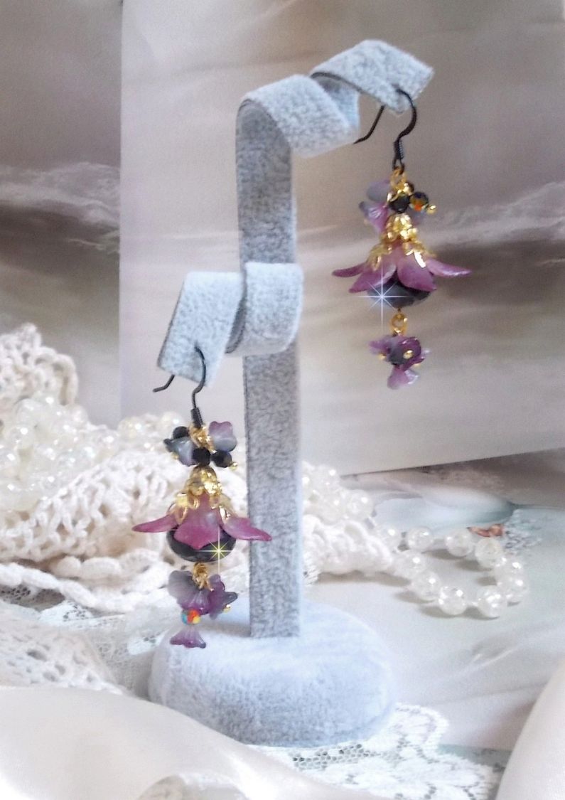 BO Funky Black criado com flores de Lucite pintadas à mão em roxo, cristais, contas de vidro e vários acessórios dourados e pretos