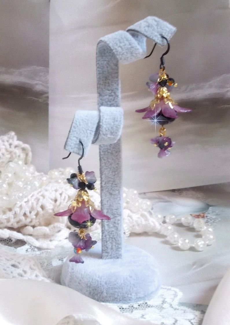 BO Funky Black criado com flores de Lucite pintadas à mão em roxo, cristais, contas de vidro e vários acessórios dourados e pretos