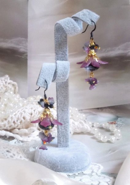 BO Funky Black criado com flores de Lucite pintadas &agrave; m&atilde;o em roxo, cristais, contas de vidro e v&aacute;rios acess&oacute;rios dourados e pretos