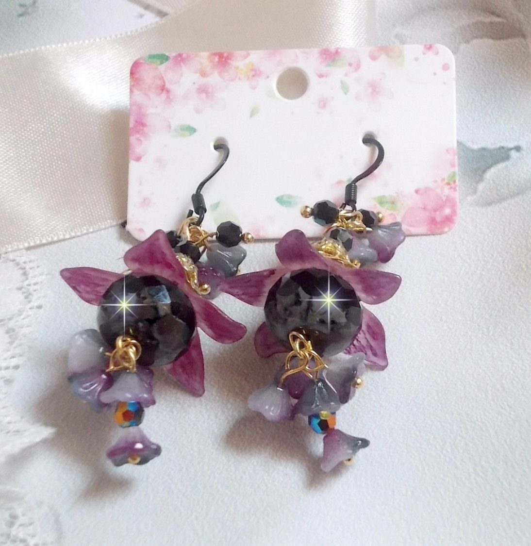 BO Funky Black criado com flores de Lucite pintadas à mão em roxo, cristais, contas de vidro e vários acessórios dourados e pretos