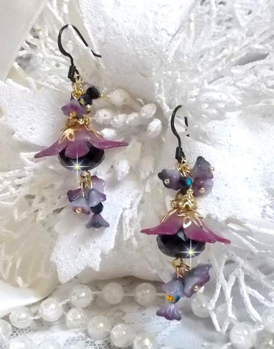 BO Funky Black criado com flores de Lucite pintadas à mão em roxo, cristais, contas de vidro e vários acessórios dourados e pretos