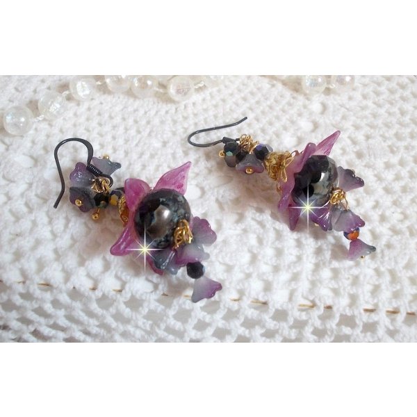 BO Funky Black criado com flores de Lucite pintadas à mão em roxo, cristais, contas de vidro e vários acessórios dourados e pretos