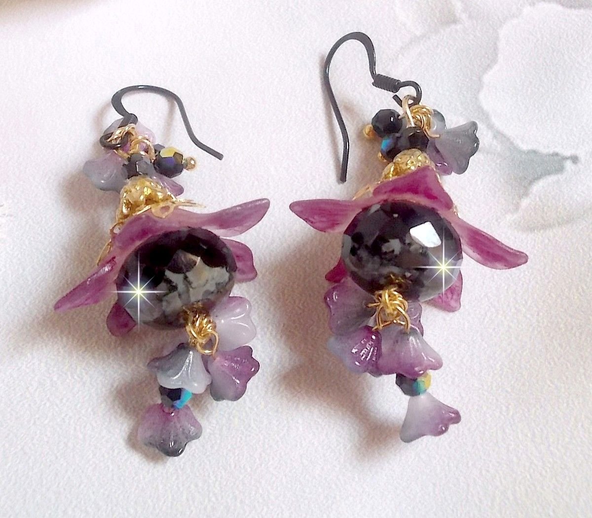 BO Funky Black criado com flores de Lucite pintadas à mão em roxo, cristais, contas de vidro e vários acessórios dourados e pretos