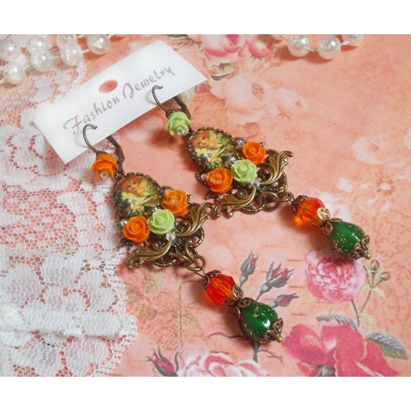 BO Fada Alo&eacute;s Ab&oacute;bora criada com cabochons de lupa, rosas de resina e cristais