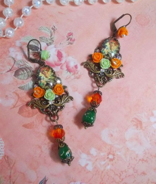 BO Fada Alo&eacute;s Ab&oacute;bora criada com cabochons de lupa, rosas de resina e cristais