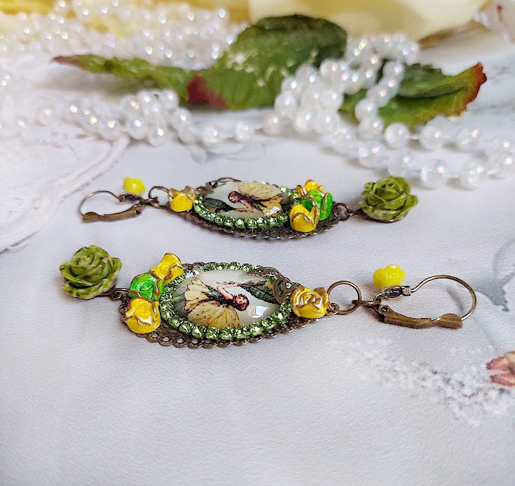 BO F&eacute;e Papillon mont&eacute;es avec cabochons ovales verres, strass, fleurs polym&egrave;res et dormeuses en laiton