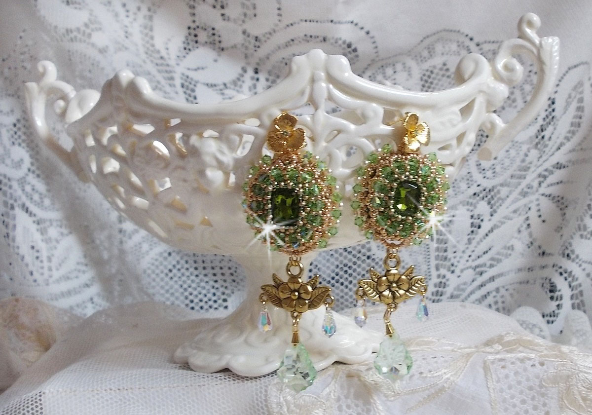 BO Garden Party bordada com cabochons verdes vintage, cristais Swarovski, contas de pérolas e missangas de sementes Miyuki