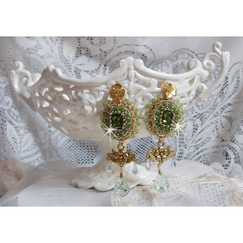 BO Garden Party bordada com cabochons verdes vintage, cristais Swarovski, contas de pérolas e missangas de sementes Miyuki