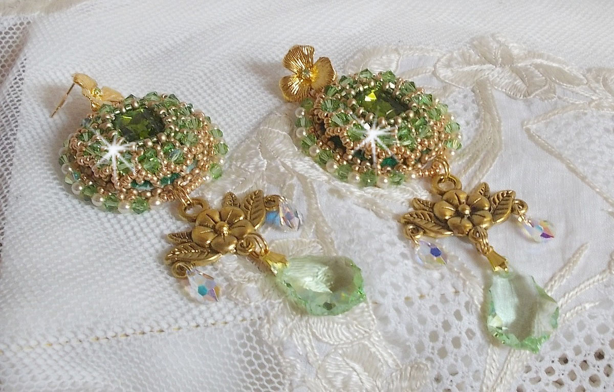 BO Garden Party bordada com cabochons verdes vintage, cristais Swarovski, contas de pérolas e missangas de sementes Miyuki