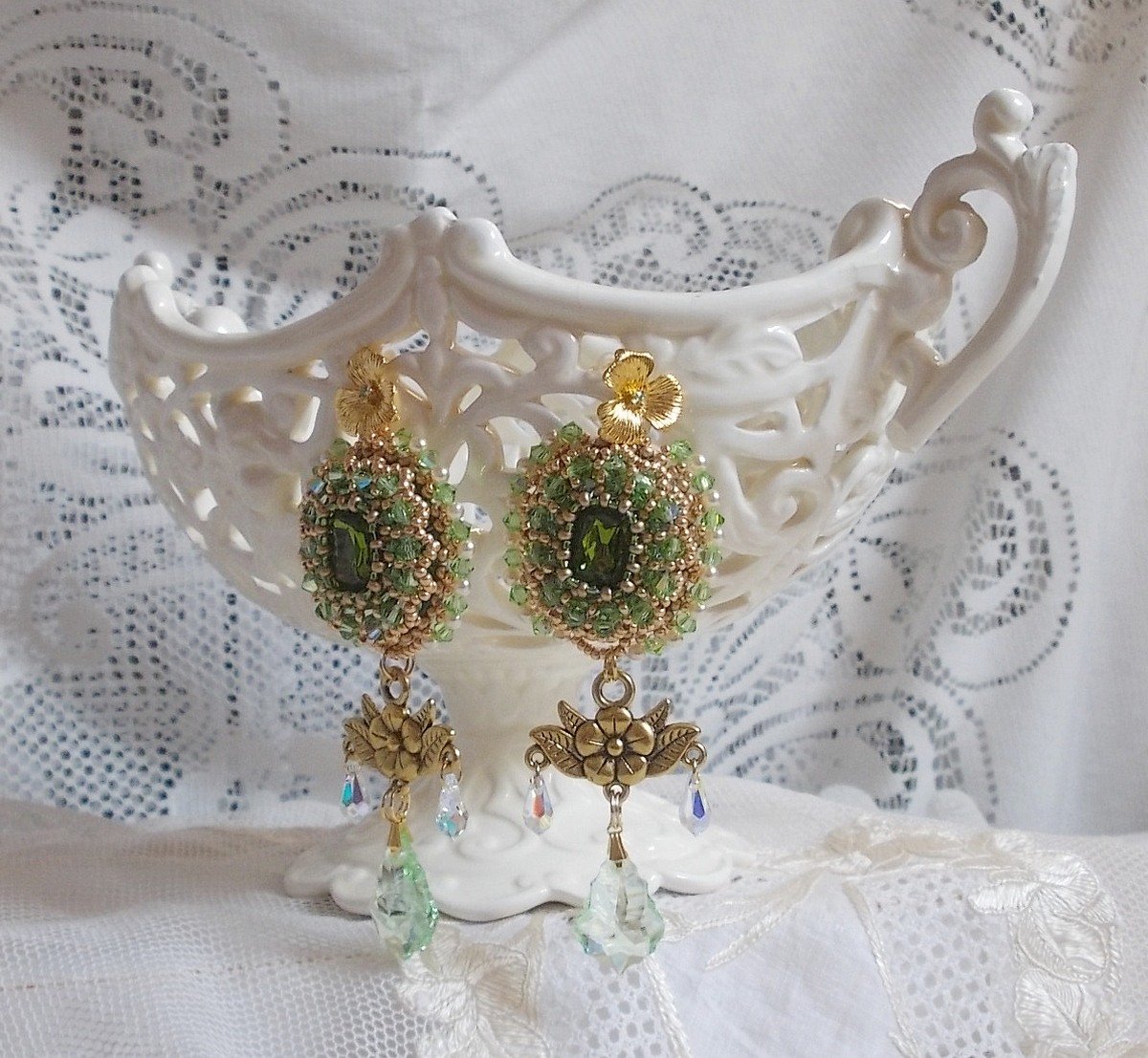 BO Garden Party bordada com cabochons verdes vintage, cristais Swarovski, contas de pérolas e missangas de sementes Miyuki