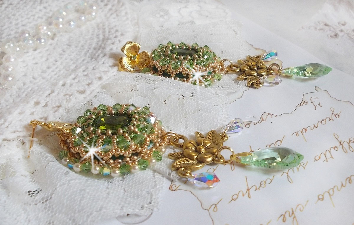 BO Garden Party bordada com cabochons verdes vintage, cristais Swarovski, contas de pérolas e missangas de sementes Miyuki