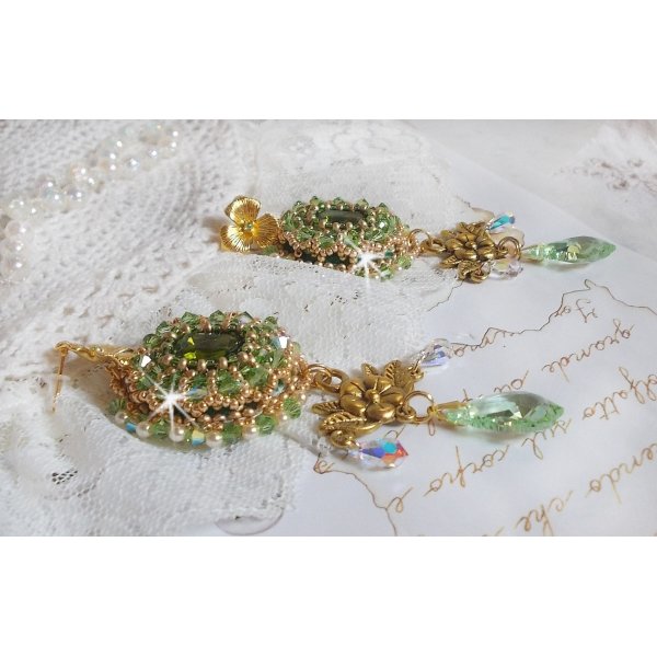BO Garden Party bordada com cabochons verdes vintage, cristais Swarovski, contas de pérolas e missangas de sementes Miyuki