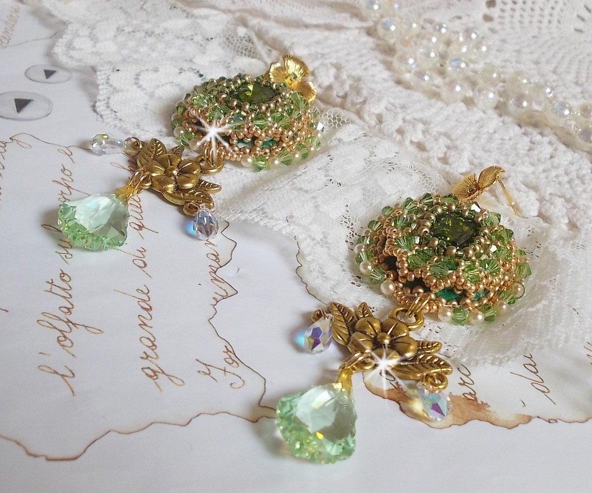 BO Garden Party bordada com cabochons verdes vintage, cristais Swarovski, contas de pérolas e missangas de sementes Miyuki