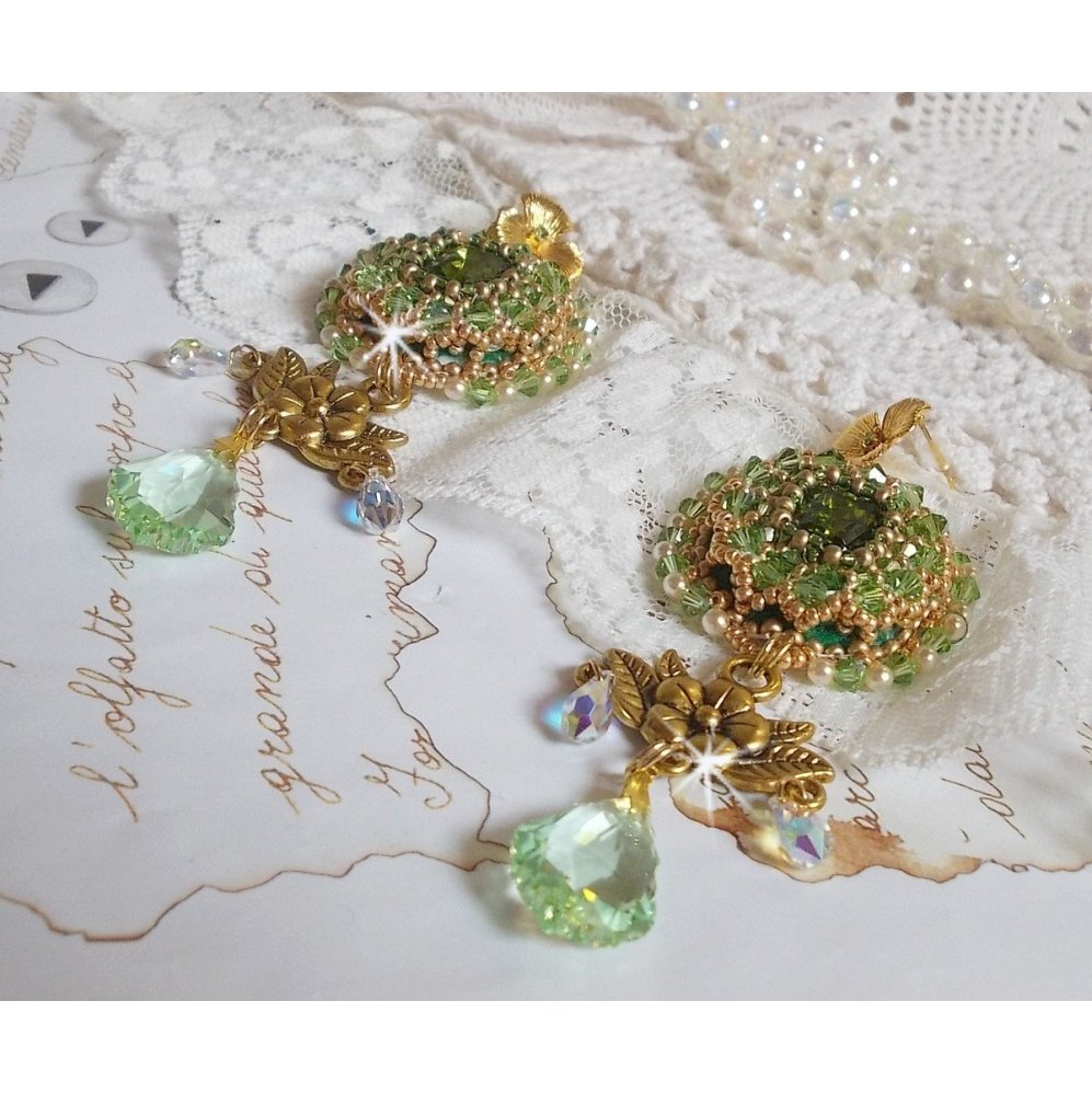BO Garden Party bordada com cabochons verdes vintage, cristais Swarovski, contas de pérolas e missangas de sementes Miyuki
