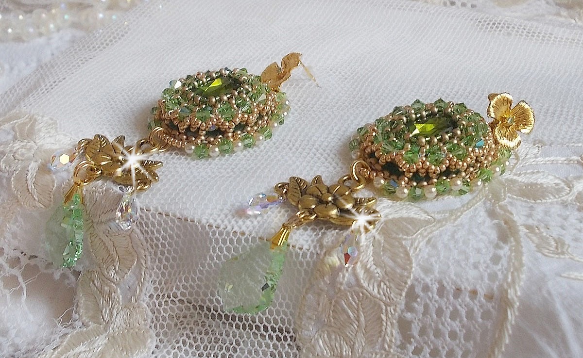 BO Garden Party bordada com cabochons verdes vintage, cristais Swarovski, contas de pérolas e missangas de sementes Miyuki