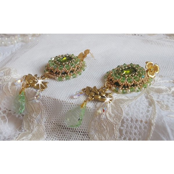 BO Garden Party bordada com cabochons verdes vintage, cristais Swarovski, contas de pérolas e missangas de sementes Miyuki