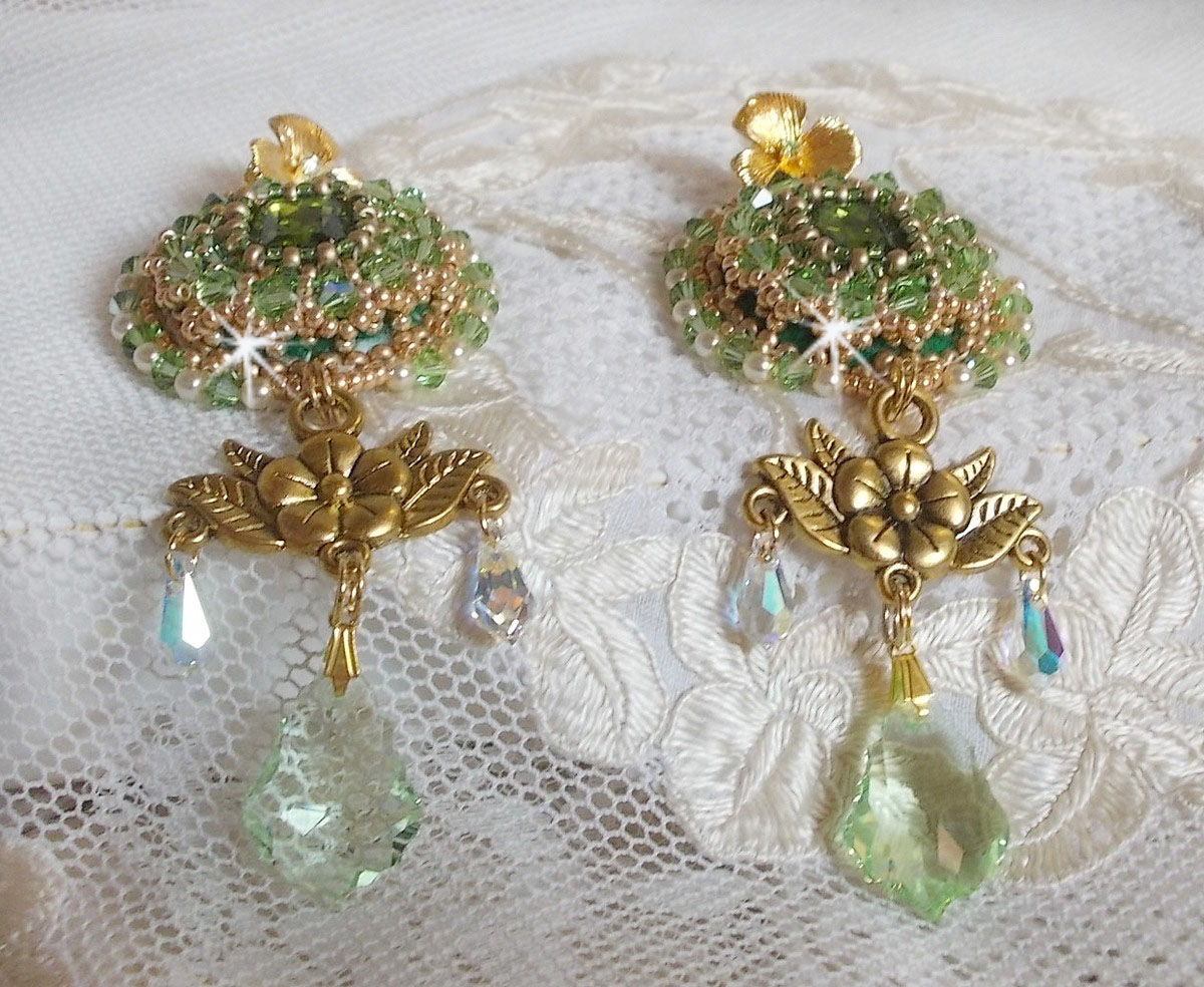 BO Garden Party bordada com cabochons verdes vintage, cristais Swarovski, contas de pérolas e missangas de sementes Miyuki
