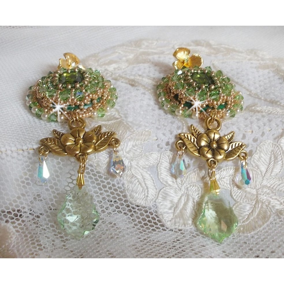 BO Garden Party bordada com cabochons verdes vintage, cristais Swarovski, contas de pérolas e missangas de sementes Miyuki