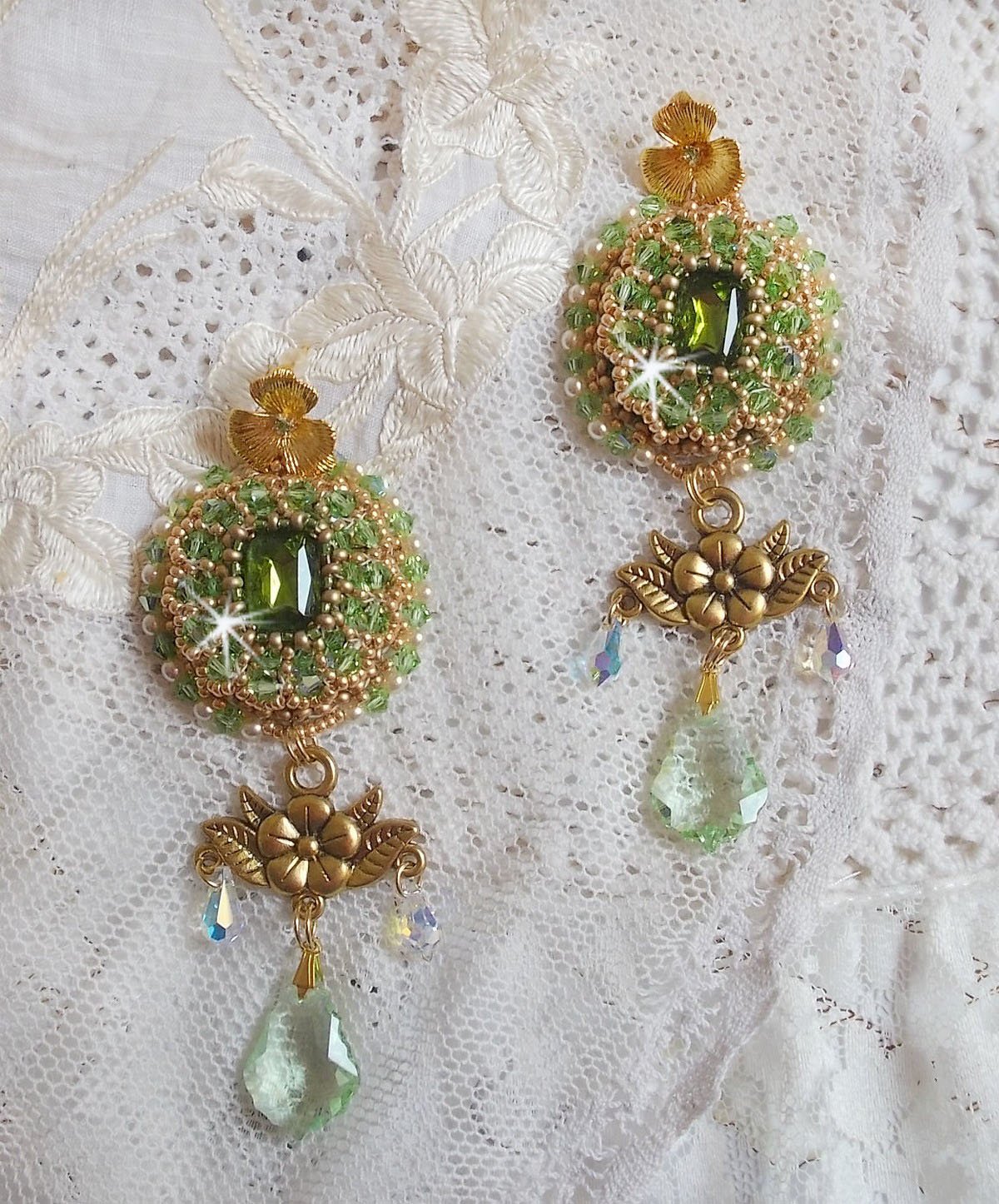 BO Garden Party bordada com cabochons verdes vintage, cristais Swarovski, contas de p&eacute;rolas e missangas de sementes Miyuki