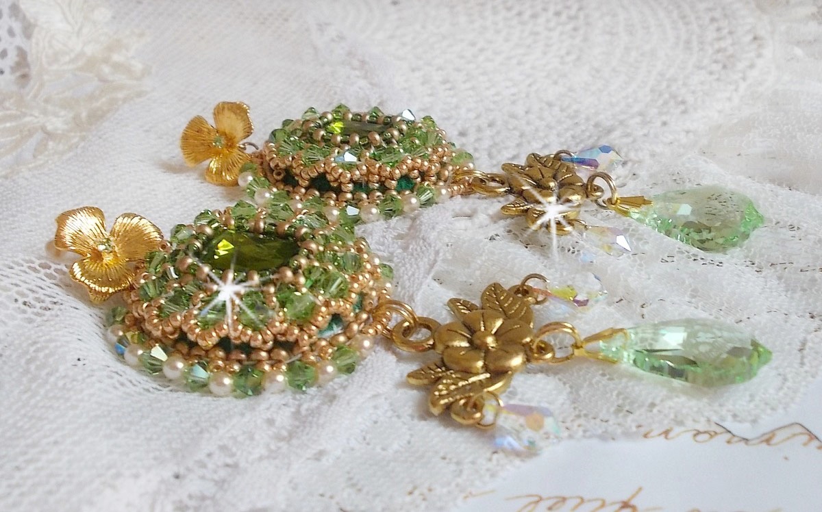 BO Garden Party bordada com cabochons verdes vintage, cristais Swarovski, contas de pérolas e missangas de sementes Miyuki