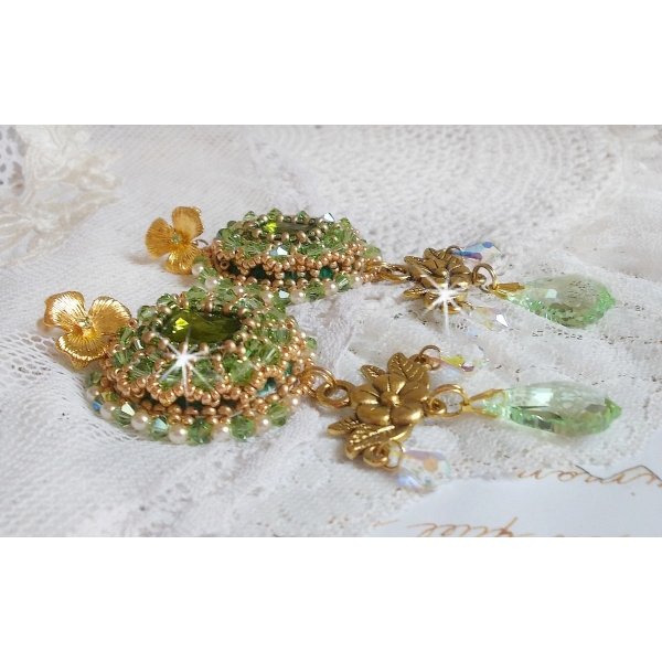 BO Garden Party bordada com cabochons verdes vintage, cristais Swarovski, contas de pérolas e missangas de sementes Miyuki