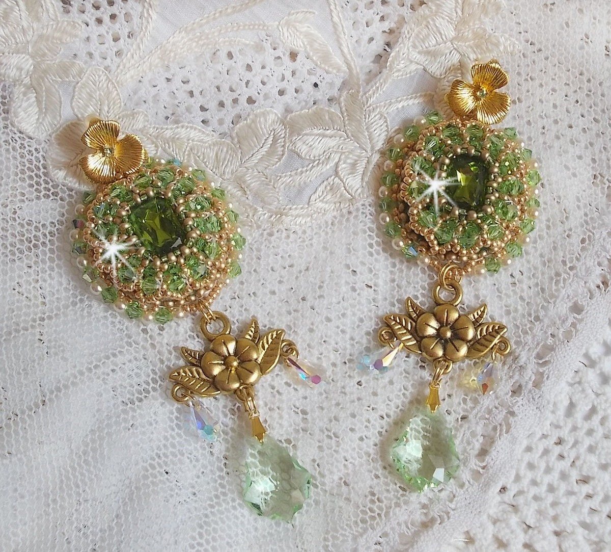 BO Garden Party bordada com cabochons verdes vintage, cristais Swarovski, contas de pérolas e missangas de sementes Miyuki