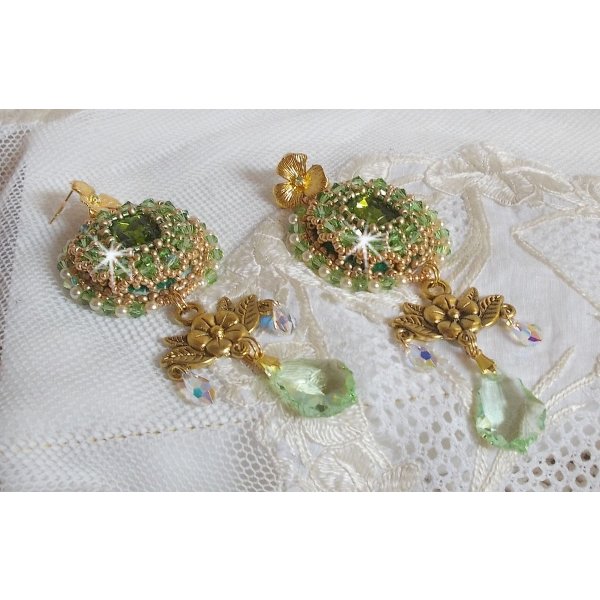 BO Garden Party bordada com cabochons verdes vintage, cristais Swarovski, contas de pérolas e missangas de sementes Miyuki
