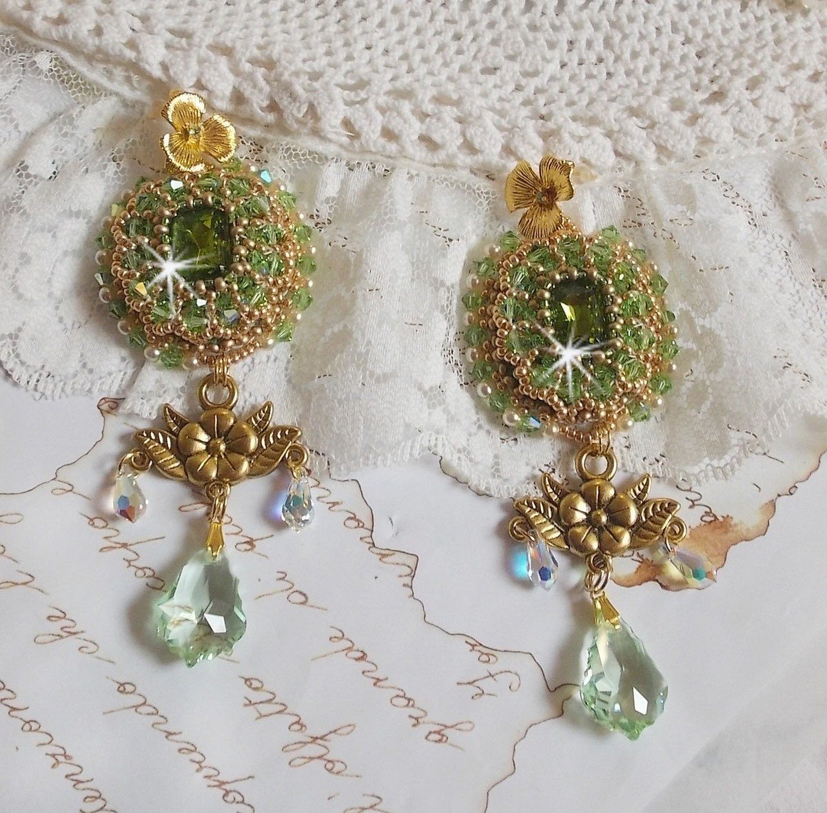 BO Garden Party bordada com cabochons verdes vintage, cristais Swarovski, contas de pérolas e missangas de sementes Miyuki