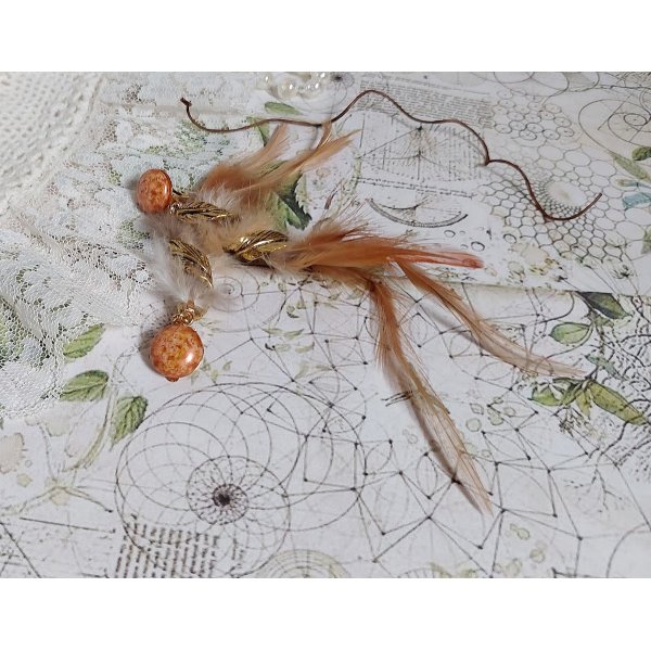 BO Grandes Plumes Ambre mont&eacute;es avec des plumes de Coq trois tons, breloques feuilles torsad&eacute;esl, cabochons en Verre et clips d&rsquo;oreilles en laiton