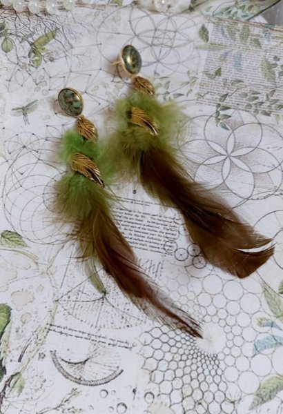 BO Grandes Plumes Vertes mont&eacute;es avec des plumes de Coq effet deux tons Vert et Marron, breloques feuilles torsad&eacute;es Viel Or en M&eacute;tal, cabochons en Verre sur des clous d&rsquo;oreilles Dor&eacute;s en Laiton