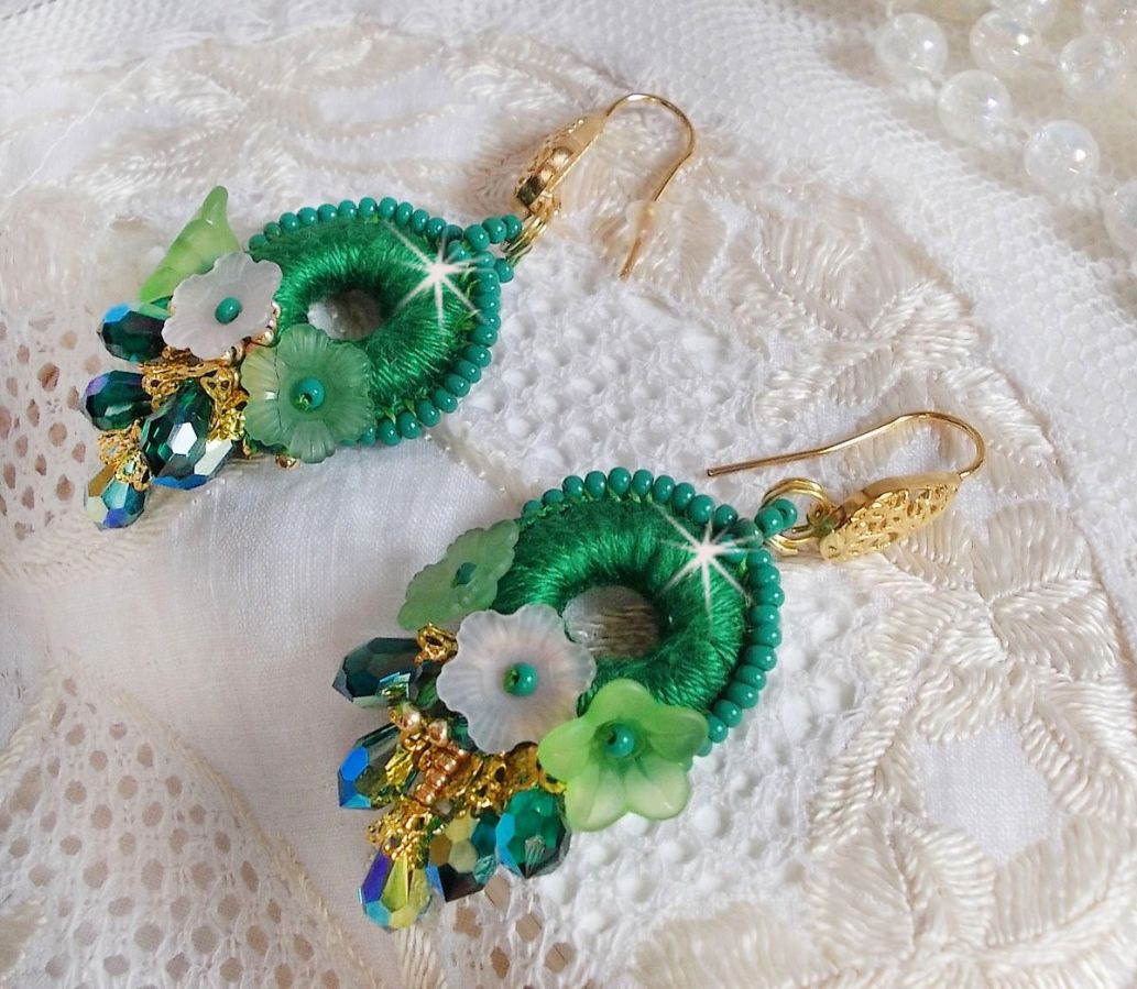 BO Íris Verde BO bordada com algodão DMC verde esmeralda e gotas de cristal Swarovski