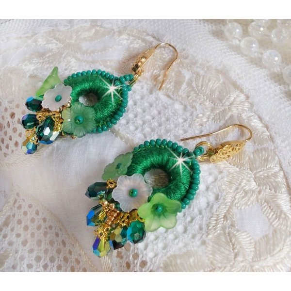 BO &Iacute;ris Verde BO bordada com algod&atilde;o DMC verde esmeralda e gotas de cristal Swarovski