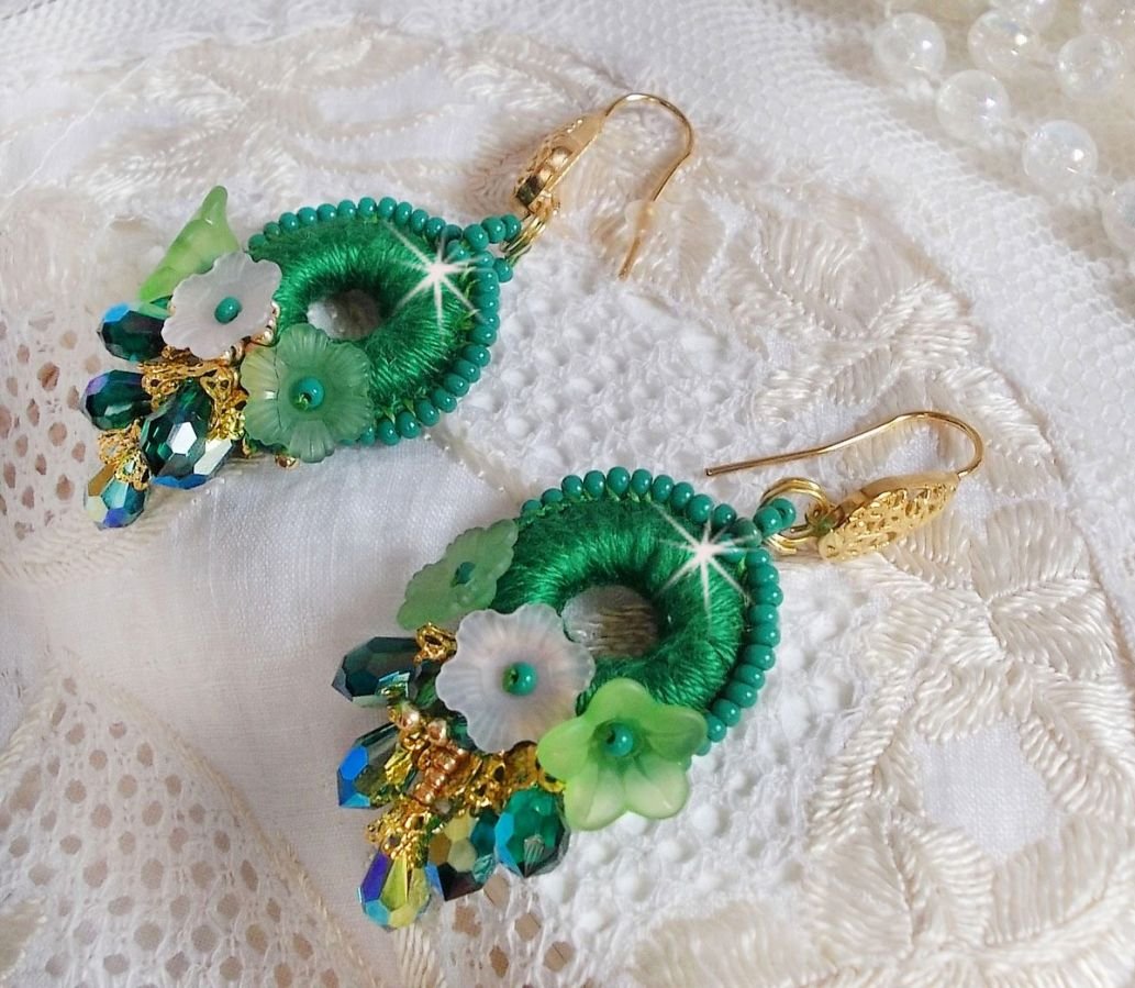 BO Íris Verde BO bordada com algodão DMC verde esmeralda e gotas de cristal Swarovski