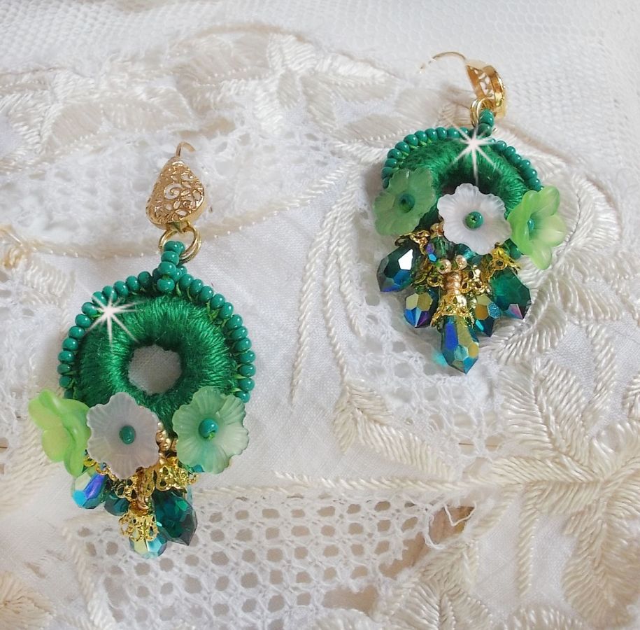 BO Íris Verde BO bordada com algodão DMC verde esmeralda e gotas de cristal Swarovski