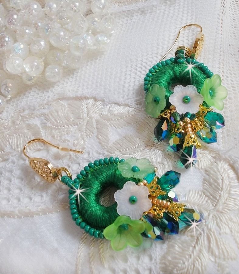 BO Íris Verde BO bordada com algodão DMC verde esmeralda e gotas de cristal Swarovski