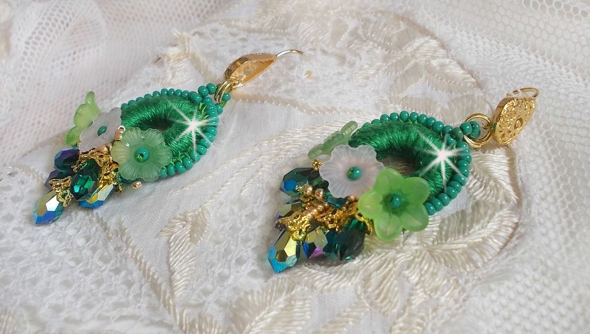 BO Íris Verde BO bordada com algodão DMC verde esmeralda e gotas de cristal Swarovski
