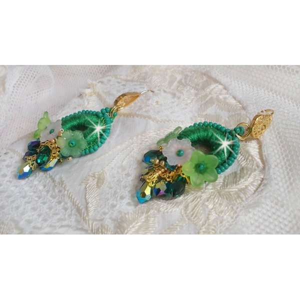 BO Íris Verde BO bordada com algodão DMC verde esmeralda e gotas de cristal Swarovski