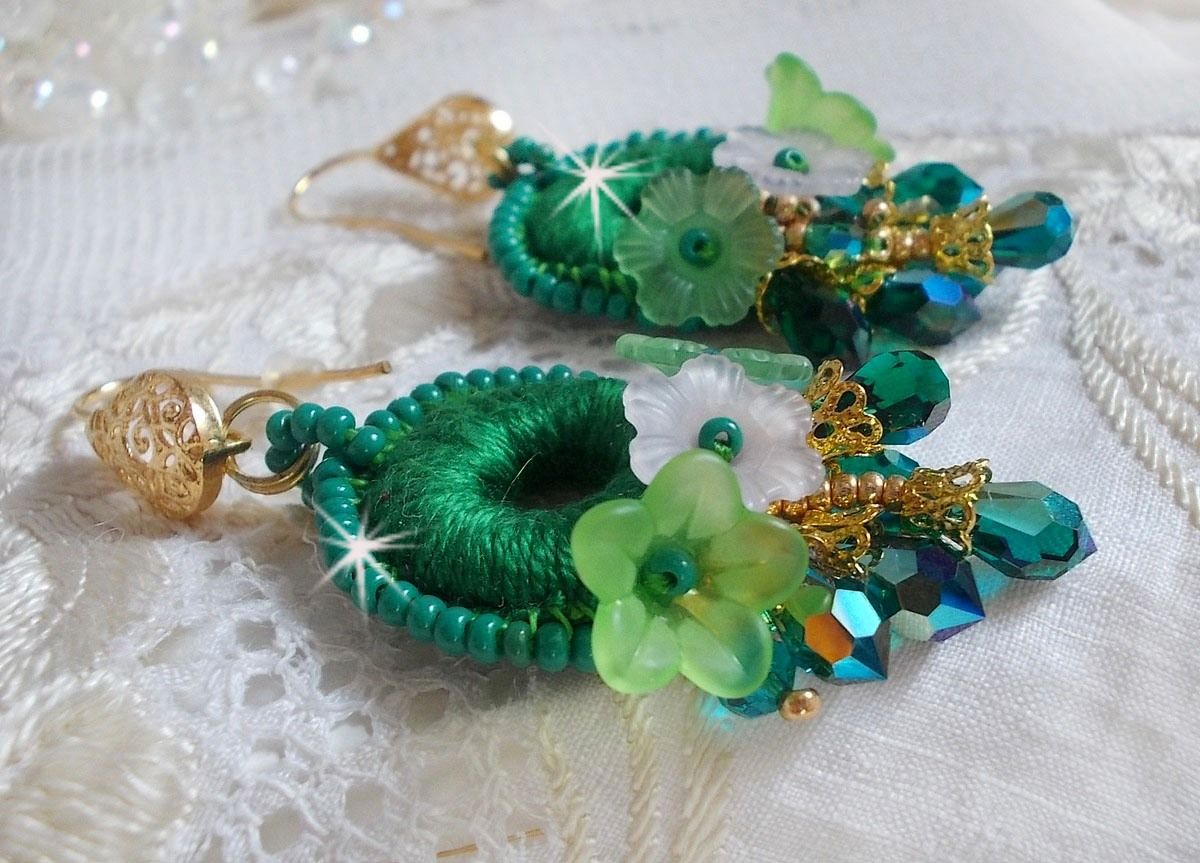 BO Íris Verde BO bordada com algodão DMC verde esmeralda e gotas de cristal Swarovski