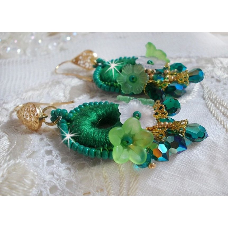 BO Íris Verde BO bordada com algodão DMC verde esmeralda e gotas de cristal Swarovski