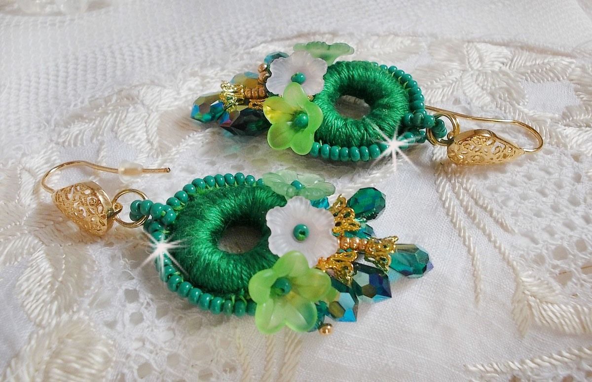 BO Íris Verde BO bordada com algodão DMC verde esmeralda e gotas de cristal Swarovski