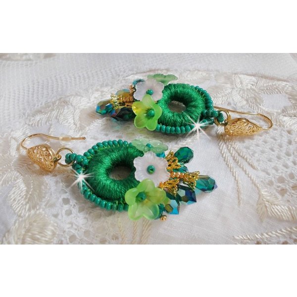 BO Íris Verde BO bordada com algodão DMC verde esmeralda e gotas de cristal Swarovski