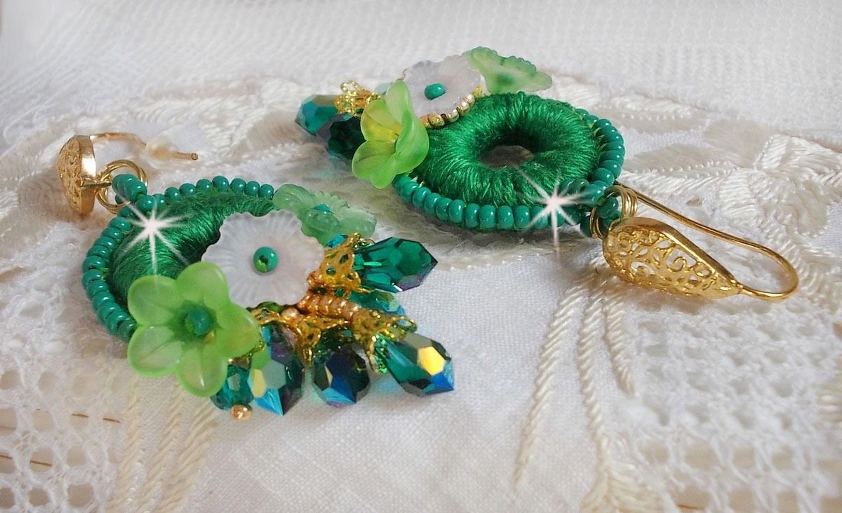 BO Íris Verde BO bordada com algodão DMC verde esmeralda e gotas de cristal Swarovski