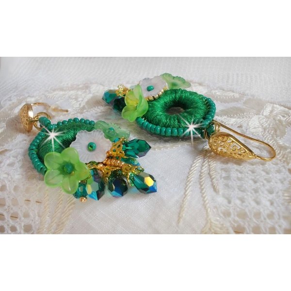 BO Íris Verde BO bordada com algodão DMC verde esmeralda e gotas de cristal Swarovski