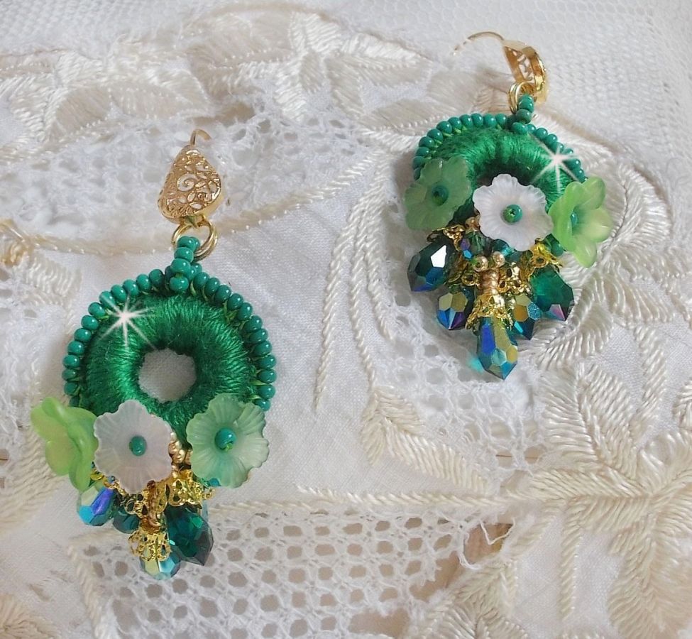 BO Íris Verde BO bordada com algodão DMC verde esmeralda e gotas de cristal Swarovski