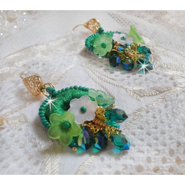 BO &Iacute;ris Verde BO bordada com algod&atilde;o DMC verde esmeralda e gotas de cristal Swarovski